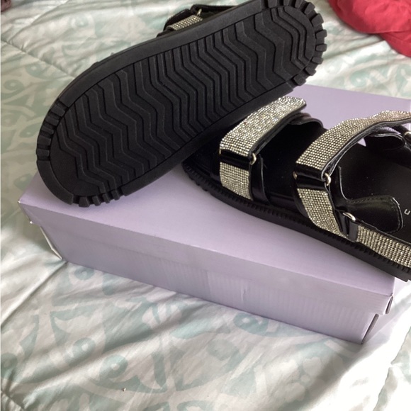 Sandles - Picture 2 of 3